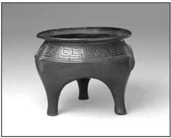 「鬲」字古代器物圖，顯示腹部交錯紋飾與三足形狀
